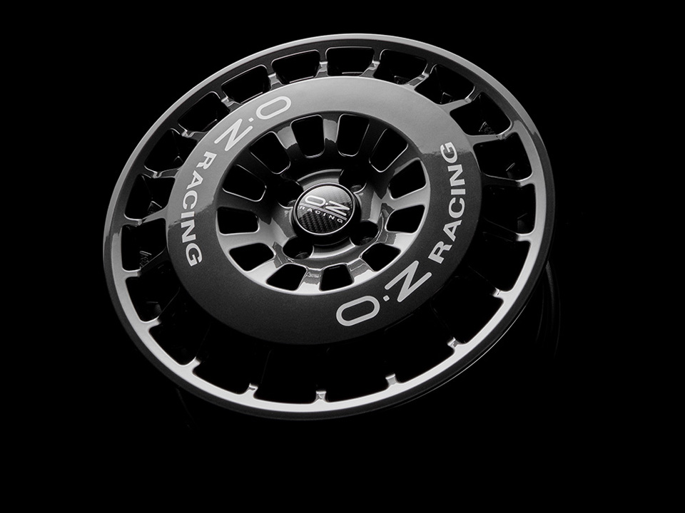 OZ Racing RR40 wheel in Hyper Titanium finish with silver OZ Racing lettering.