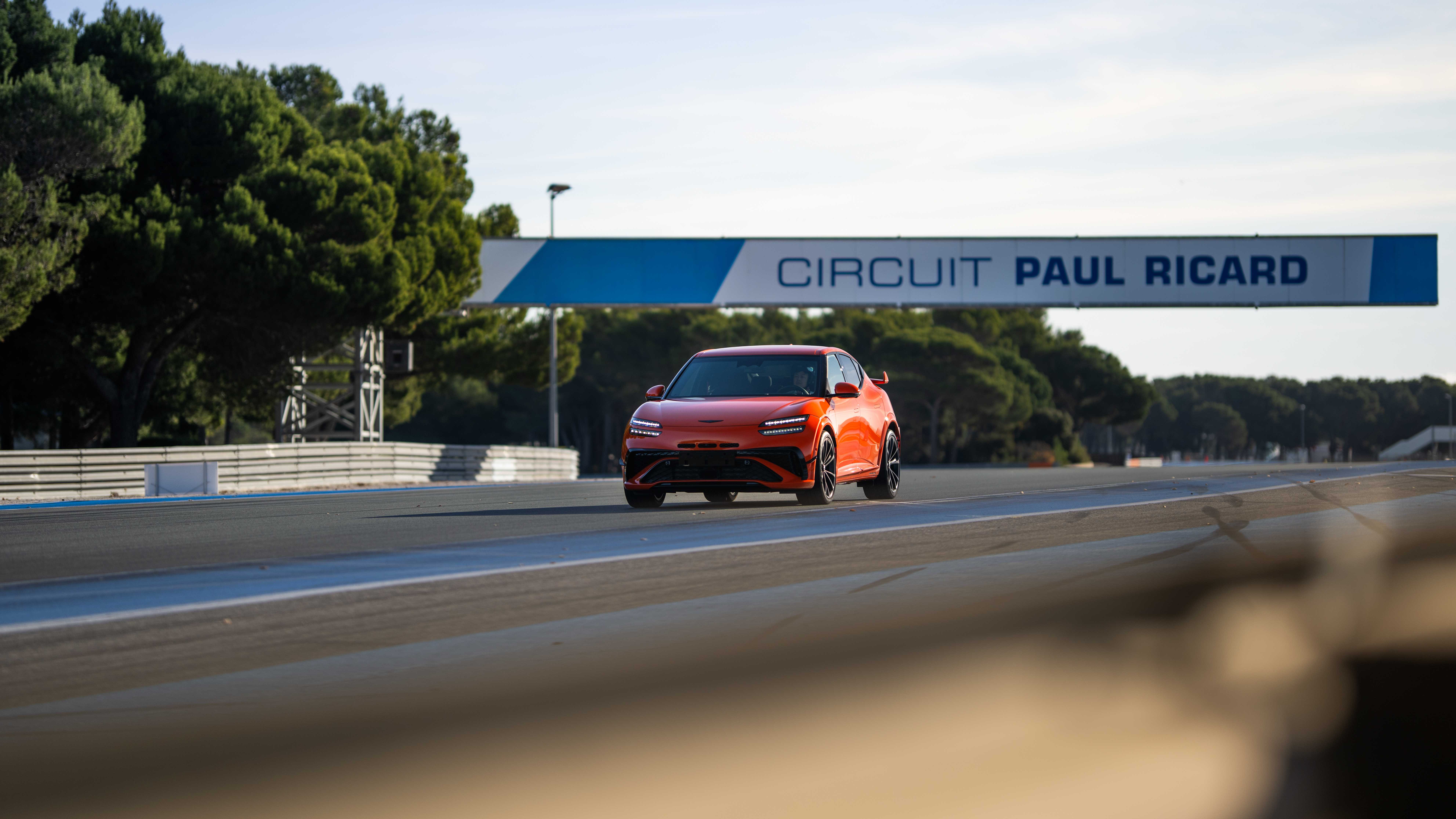 5932 GENESISEMBARKSONANEWDECADEWITHLUXURYHIGHPERFORMANCE