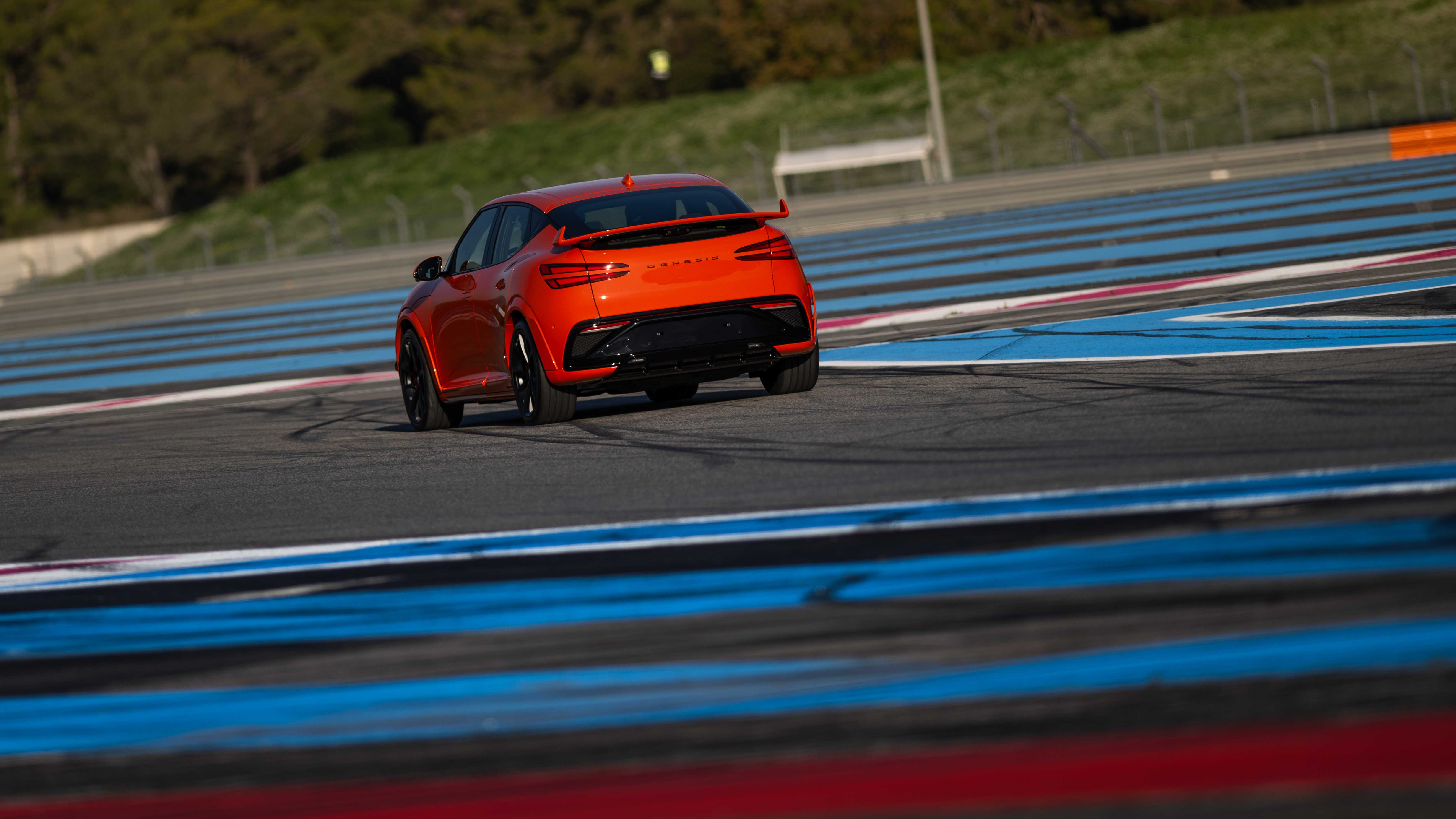 5934 GENESISEMBARKSONANEWDECADEWITHLUXURYHIGHPERFORMANCE